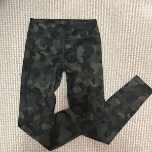 Super cute Athleta leggings!! Worn only twice!! 3rd picture- close up on pattern